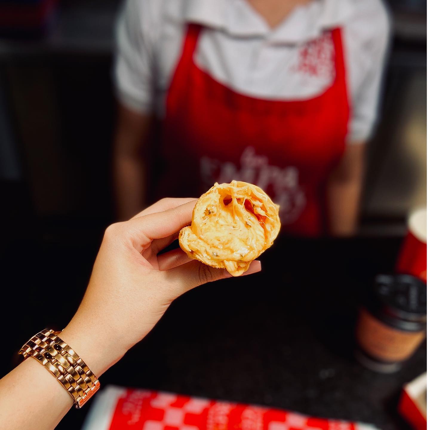 Empanada crujiente con relleno generoso